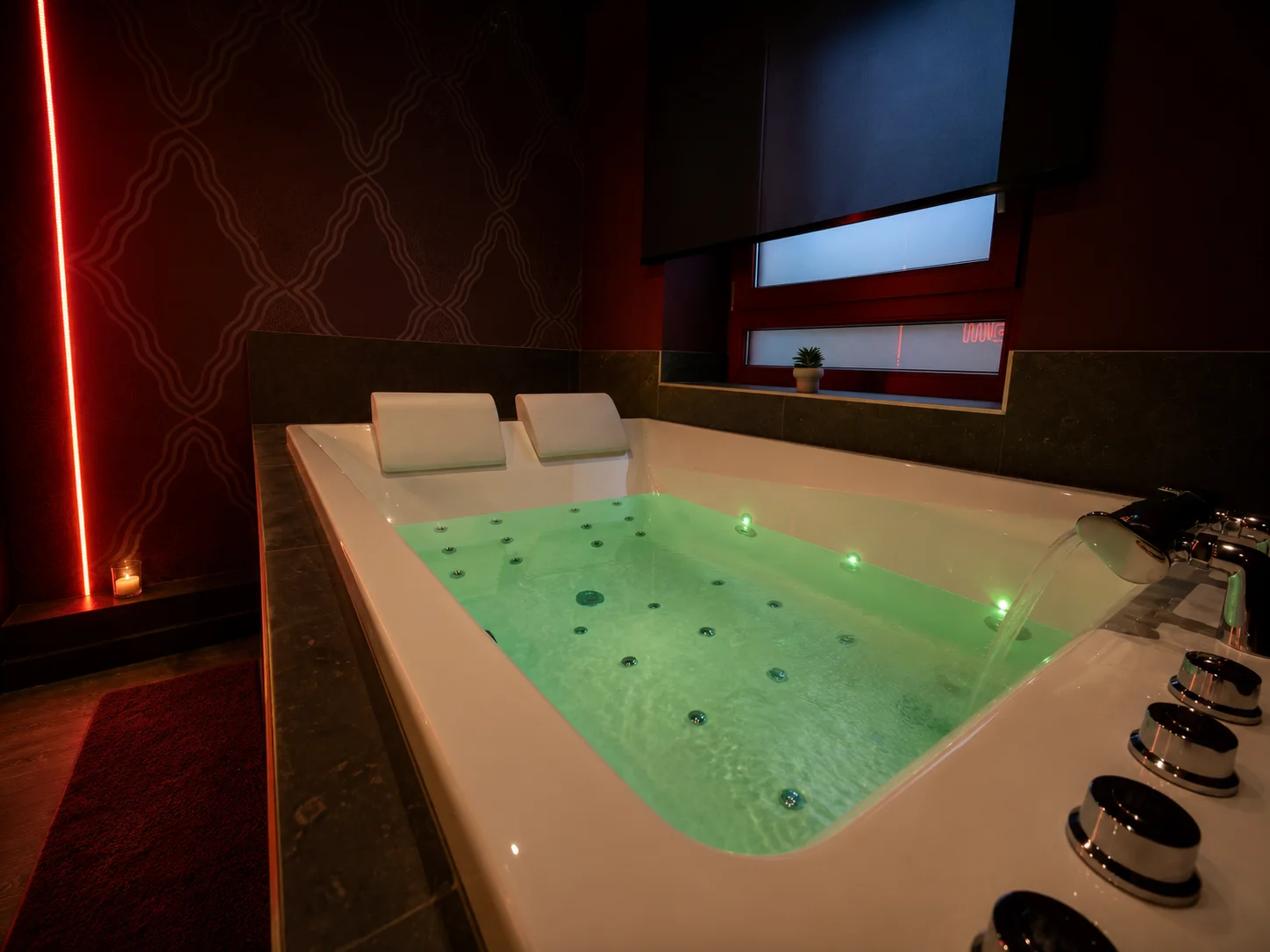 Baln&eacute;o XXL privative de la suite Love Love &agrave; Wissembourg
