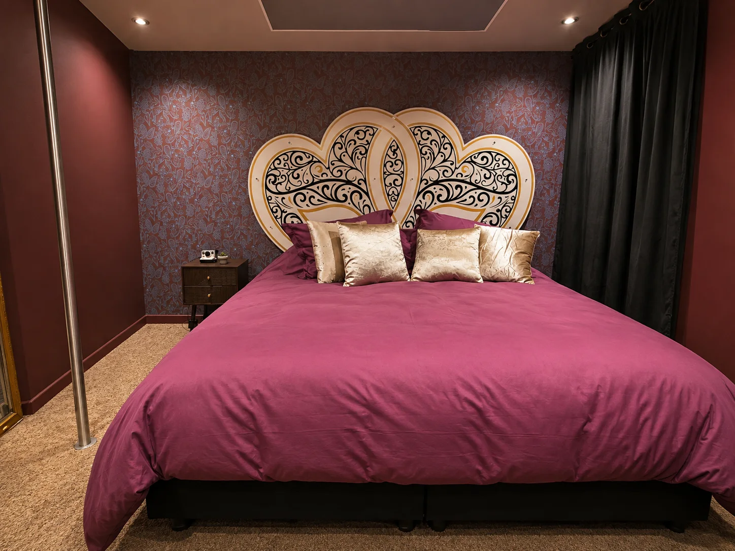 Lit king size dans la chambre de la Love Room Love Love &agrave; Wissembourg