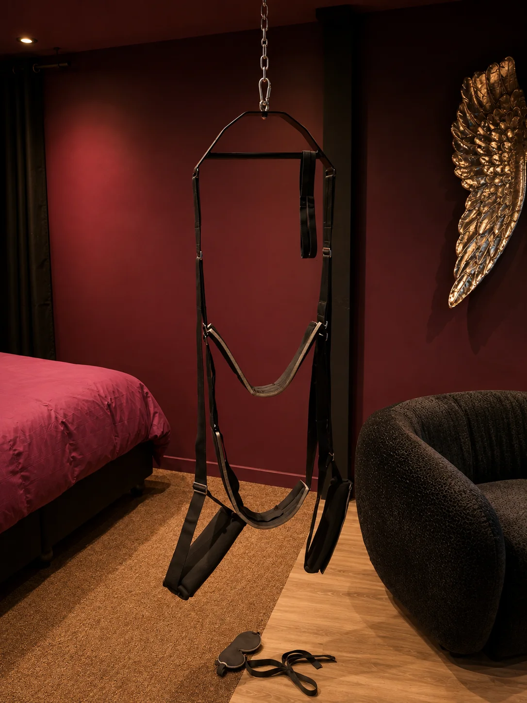 Balan&ccedil;oire suspendue dans l&rsquo;espace coquin de la Love Room Love Love