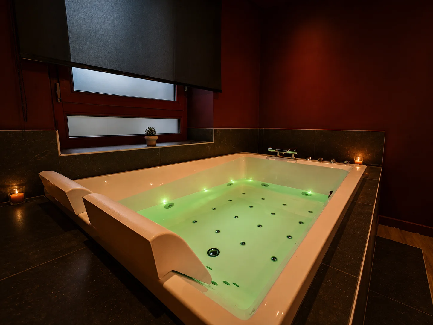 Bain balnéo XXL privatif avec ambiance tamisée dans la Love Room