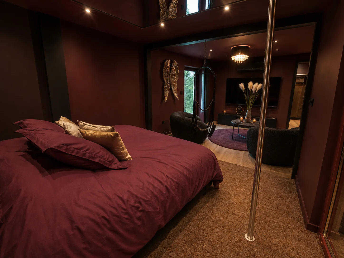 Chambre de la Love Room &agrave; Wissembourg avec lit, miroirs et barre de pole dance