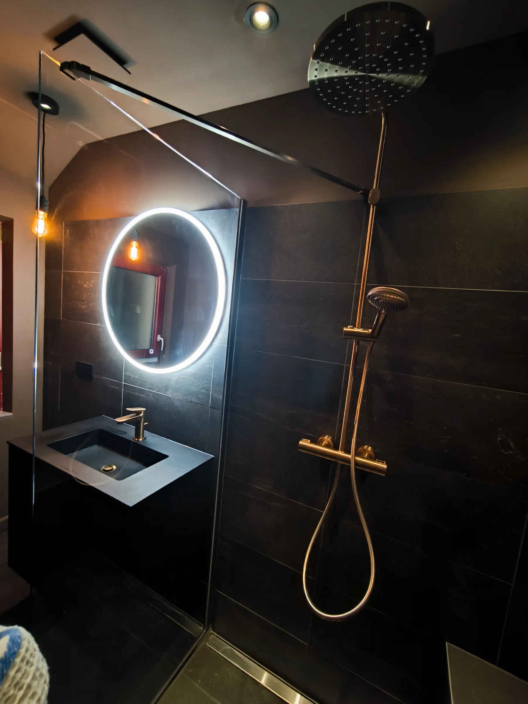 Douche XXL avec colonne de pluie dans la Love Room Love Love &agrave; Wissembourg