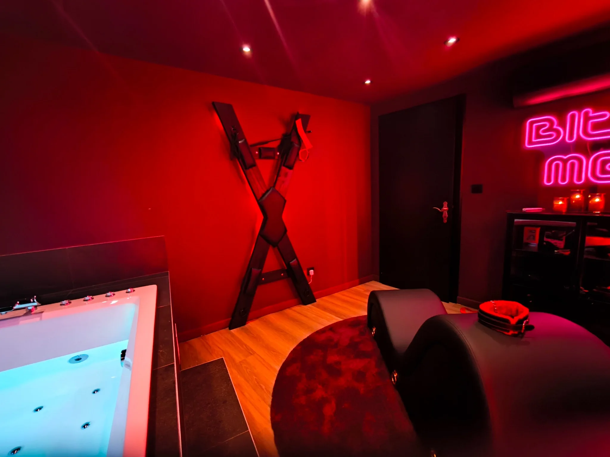 Espace coquin et baln&eacute;o en ambiance rouge dans la Love Room Love Love