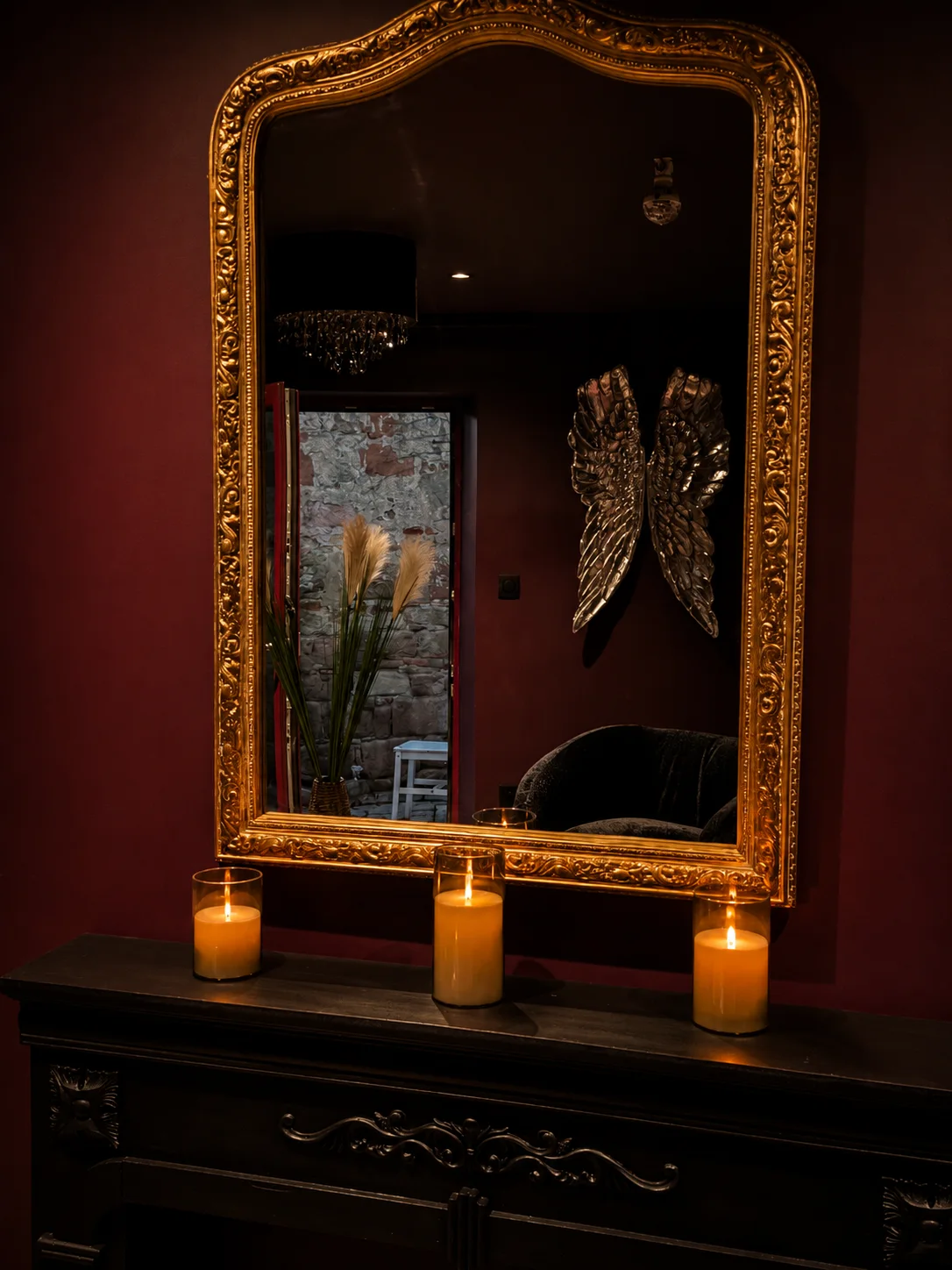 Miroir dor&eacute; et bougies dans la suite Love Love &agrave; Wissembourg