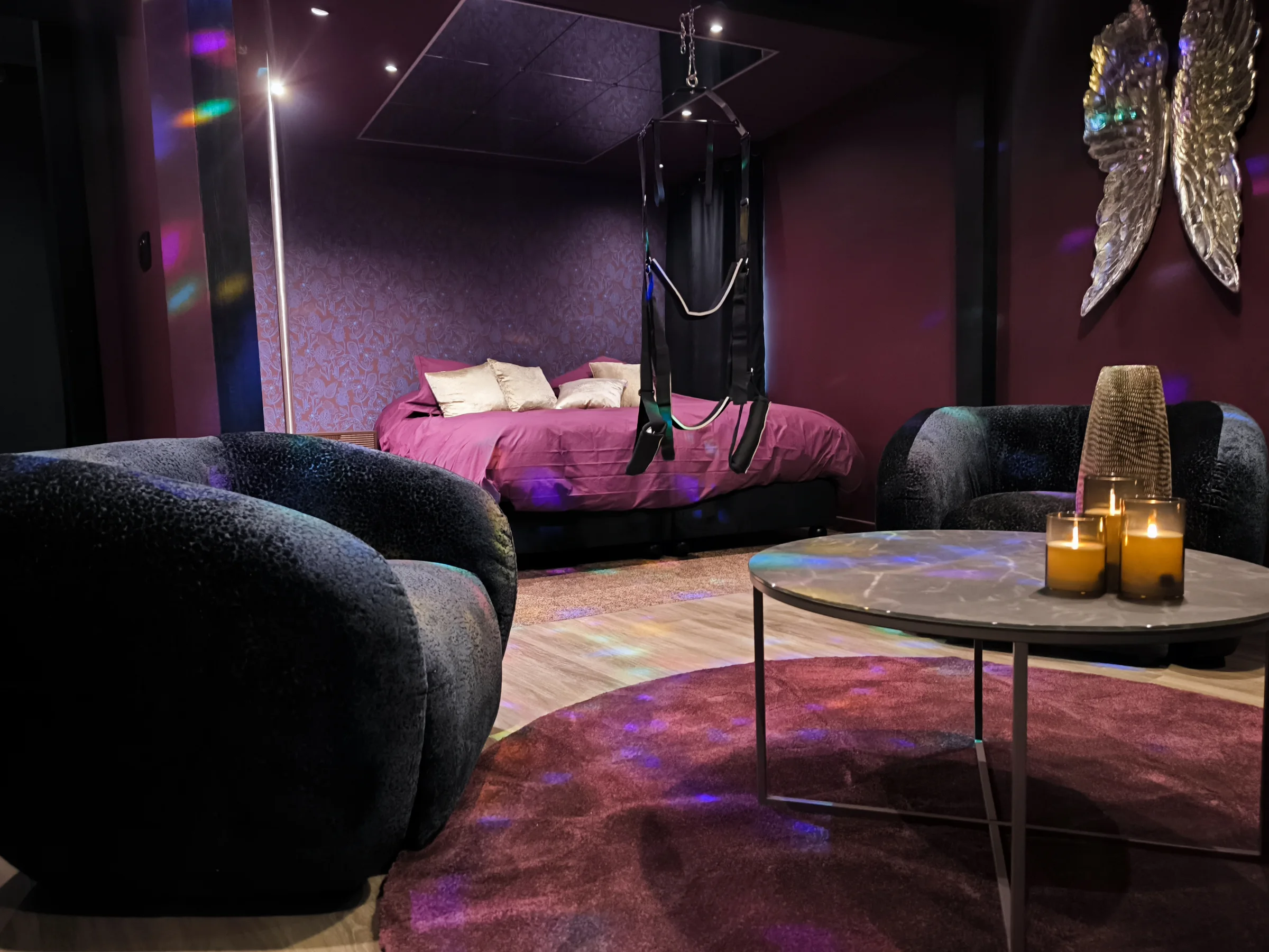 Salon intime de la suite Love Love avec ambiance bougies