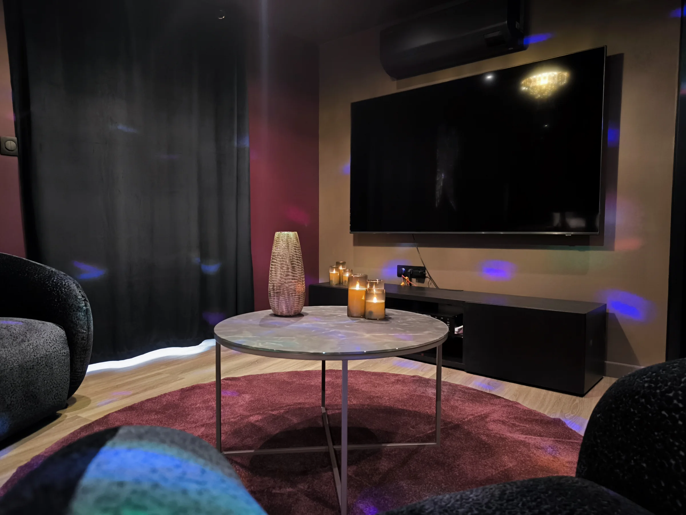 T&eacute;l&eacute;vision XXL et salon privatif de la Love Room Love Love