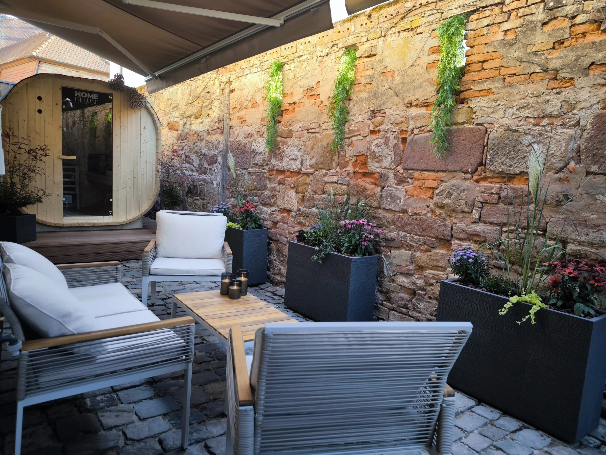 Sauna ext&eacute;rieur et terrasse privative de la Love Room Love Love